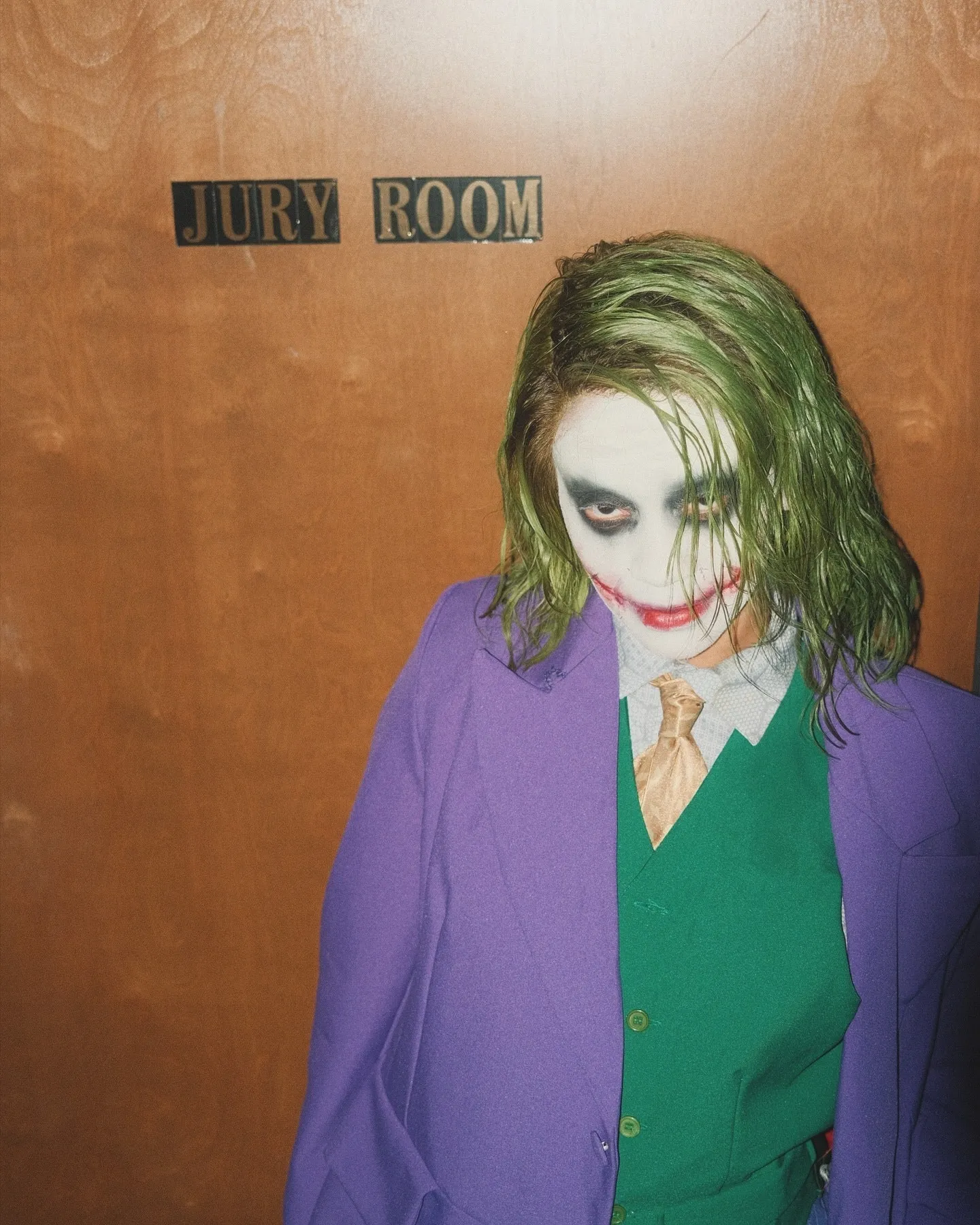 Saweetie îmbrăcată ca Joker în fața unei uși pe care scrie Sala Juriului